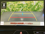 後方の映像とガイドラインを画面で確認でき、駐車時の周囲確認を助けます。車庫入れや狭い場所での後退時にも、目視とあわせて距離感を把握しやすい装備です。