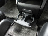 ドライブを快適にするためのアイテムとして欠かせないドリンクホルダー!シンプルなデザインで、未使用時は格納しておけるので邪魔になりません♪