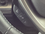 ステアリングにハンズフリー通話スイッチを装備。運転中でも手を離さずに通話操作ができるため、家族との連絡や急な電話にも安心して対応できます。