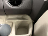 【運転席ドリンクホルダー】使いやすさに配慮したドリンクホルダー