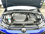 「R」に搭載される245Kw、トルク420Nm(共にカタログ値)の直噴ターボ2.0TSIエンジンは、トルクベクタリング付き4モーションシステムとの組み合わせによるパワフルかつスムースな加速、コーナーリングが魅力です。