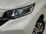 【LEDヘッドライト】悪天候や夜間走行時も良好な視界を確保し安心して運転できる高輝度LEDヘッドライトを装備!点灯速度が早く、消費電力も抑えられています。