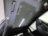室内に心地いい解放感を与えてくれるムーンルーフです。キャンプで星空を眺められます!