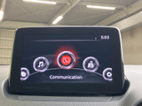 画面には音楽や電話、ナビなどの項目が並び、目的の機能を見分けやすい表示です。メニューから必要な操作を選びやすく、移動中の情報確認や音楽再生など、日常のドライブに役立ちます。