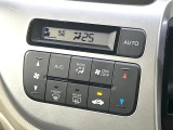 【オートエアコン】一度お好みの温度に設定すれば、車内の温度を検知し風量や温度を自動で調整。暑い&hellip;寒い&hellip;と何度もスイッチ操作をする必要はありません。快適な車内空間には必須の機能ですね♪