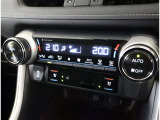 左右独立温度コントロールフルオートエアコンです。運転席、助手席それぞれで独立して温度設定ができます。冷え性の方が乗っても安心ですね♪