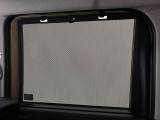 後席にお乗りの方が眩しくないように日差しを軽減する格納式リヤドアサンシェードが付いてます