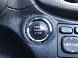 エンジンスタートボタンです。キーが車内にあれば、エンジンの始動・停止はブレーキを踏んでスイッチを押すだけ!キーを取り出す手間を省き、ワンプッシュでエンジンを操作するので簡単でスムーズです。