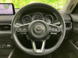 手元には複数のスイッチが配置され、運転姿勢を大きく変えずに各種機能へアクセスできます。メーターを見ながら操作しやすく、日々の運転をサポートする装備です。