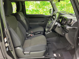 前席は視界が広く、運転席から周囲の様子を確認しやすいレイアウトです。シートは落ち着いた色合いで、乗り降りの際も足元にゆとりがあり、日常の移動に使いやすい空間です。