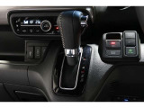 インパネシフトだから視線の移動も少なく足元もスッキリ♪運転席もゆったりしているのでゆとりを持ってドライブできますね!