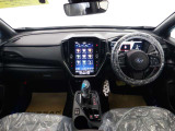 広々とした運転席でゆったりと乗車でき、視界が良好です。