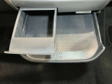 パックの飲み物も置けるドリンクホルダーです!一緒にお菓子も置ける便利なトレイ付き♪