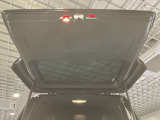 ガラス・スライディングルーフで明るい車内をお楽しみいただけます。シェード付きで日差しの強い日も安心です。