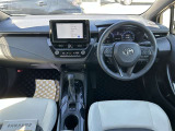 操作性の良い運転席周り。前方視界も広く開放的