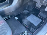 純正フロアカーペット付きです。社外品とは違い、マットのズレも少なく安全に運転できます。