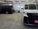 当店では専任のメカニックが大切なお客様のお車を一台一台丁寧に整備いたします。自社認証工場にてリフトアップし下回りまでキッチリ検査いたします。