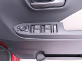 電動格納ミラーの操作スイッチですね。 駐車時にミラーを動かそうと外に出る必要も無く、悪天候の時でも運転席に居ながらミラーの操作できますよ。 一度使うと手放せない装備ですよね。