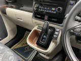 操作しやすいATシフトです♪シフトチェンジを気にしなくていいので運転だけに集中できますね!自然と手に届くところにある、手になじむ形状のシフトノブがいいですね♪