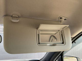身だしなみのチェックなどにも便利なバニティミラー付きサンバイザー(運転席側)