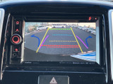 後方の様子を画面で確認でき、駐車時の周囲確認をサポートします。ガイドラインも表示されるため、車庫入れや狭い場所での取り回しに役立つ便利な装備です。