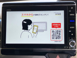 テレビ機能を備え、停車中に映像やテレビ番組を視聴できます。画面には案内が表示されており、操作時に内容を確認しながら利用できる装備です。