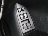 運転席からも操作可能なパワーウィンドウが装備されています。