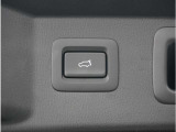 【パワーバックドア】スマートキーや運転席のボタンを押すだけでリアゲートが自動で開閉します。両手に荷物を持っている時や高い位置のバックドアを閉める際に便利な機能です。