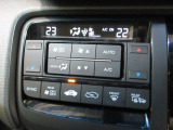 オートエアコンは左右席で独立温度コントロールが可能です。運転席はキンキンに冷やして助手席はマイルドにと言った設定が可能です。暑さ寒さでケンカすることもなくなりますね。