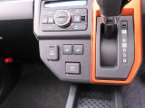 【シートヒーター】運転席と助手席をそれぞれ独立して操作できるため、座る人と室内温度にあわせた快適なシート温度が得られます♪