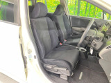 運転席まわりには十分なスペースがあり、大柄な方でもゆったり運転していただける環境です。