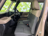 前席は身体を預けやすい形状で、落ち着いて運転に集中できる空間です。窓が大きく外の様子を確認しやすいうえ、座面まわりにもゆとりがあり、乗り降りのしやすさにも配慮されています。