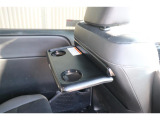 車内での休憩時などに軽食や飲み物を置けるシートバックテーブル。