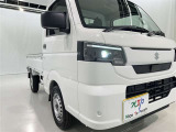 明るいライトが夜道を明るく照らしてくれます。 運転する上で、道路状況をいかに早く認識できるか重要なポイントです。 白色光が暗い道も明るく照らしてくれますよ。