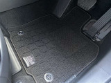 運転席フロアマットです。目立った汚れなどはございません。
