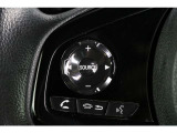 ハンドル左部分でオーディオ操作が可能。そのため、運転中でも目線をずらさずに安全運転♪スマートフォンを接続してハンズフリー通話も可能です。
