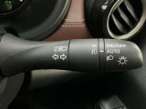 【オートライト】車のセンサーが周囲の明るさを感知し、自動でヘッドライトを点灯・消灯する機能です。この機能は夕暮れ時の交通事故が多い時間帯の安全性を高めてくれます。