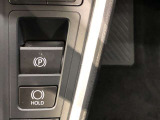 HOLD機能付きの電動パーキングブレーキ。HOLD機能を使用すると、信号待ちなどでフットブレーキから足を放しても、車は動かずそのまま停車してくれます。ドライブなど足が疲れた時には便利な機能です。