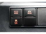 【ecoモード・EVモード切替スイッチ】燃費を重視した【ecoモード】や夜間や早朝・住宅街などでご使用いただくことが多い【EVモード】に切り替えるときには運転席横のスイッチを使用します。