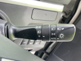 操作しやすいウインカーレバーで、安全な車線変更をサポート。直感的に操作でき、運転中のストレスを軽減します。確認しやすい配置です。