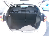 フル乗車時でも十分な荷室です。
