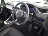 シックな色使いの運転席周りですね。すっきりとしたデザインで上品な色使いです。居心地の良い運転席長く座ってられるリラックスできるデザインがいいですね。