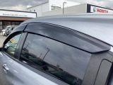 人気の用品、ドアバイザーが装着されております。雨の日でも換気が出来て本当に便利です!