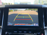車両後方の様子に加えて、画面上には距離の目安となるガイド線も表示されます。駐車時に周囲を確認するための補助として活用でき、停車位置を調整する際にも便利です。