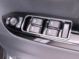 運転席側には 集中スイッチ(全ドアを操作するスイッチ) があり、運転席から乗員全員分の窓をコントロールできます。