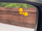 【ブラインドスポットモニタリング】走行中、ドアミラーの死角になりやすい箇所に後続車が接近するとサイドミラー付近に警告を表示、ドライバーに注意喚起をしてくれます。