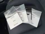 メンテナンスノート、取扱説明書です。 その車の整備記録が事細やかに記録されています。 車が生まれてから今までどのような道を歩んできたのか判るとても重要な物ですよ。