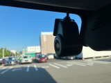 前後方対応型のマツダ純正ドライブレコーダー付きの1台。今、流行りのアイテムですので、最初から取り付けられていると嬉しいですね!