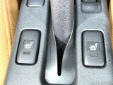 【シートヒーター】寒い日に重宝するシートヒーター!エアコンより早く温まってくれるので寒がりの人も安心ですね♪エアコンの温風は乾燥するから苦手、という方にもをおすすめです。