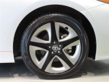 純正のアルミホイール装着車です。タイヤサイズは215/45R17です。